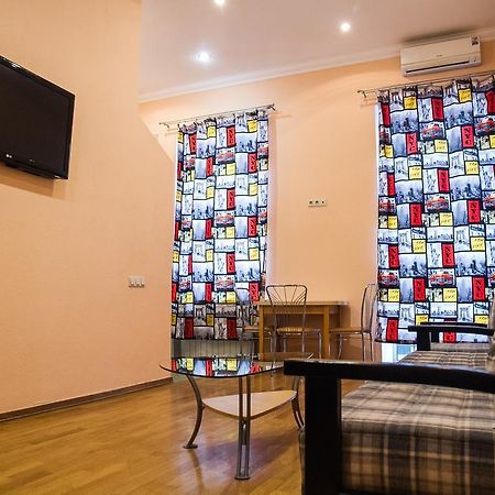 Three Room Apartment Near Arena City Kiev Dış mekan fotoğraf
